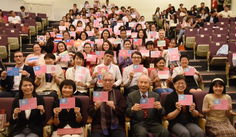 國父紀念館所舉辦的「2019年外籍學生華語文演講比賽」參賽外籍生手繪母國及台灣國旗，展現多元文化交流的成果（照片來源：文化部）