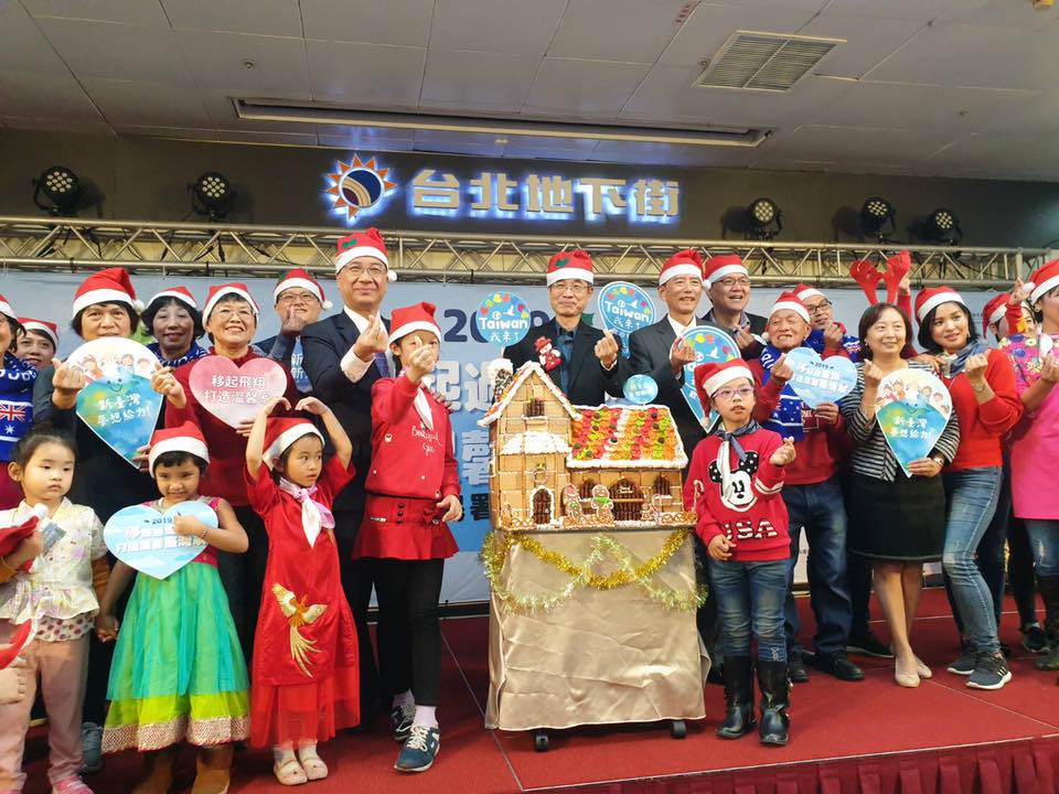 移民署邀新住民一起歡度聖誕節，內政部長徐國勇與新住民一同打造融入東南亞、臺灣風味的薑餅屋