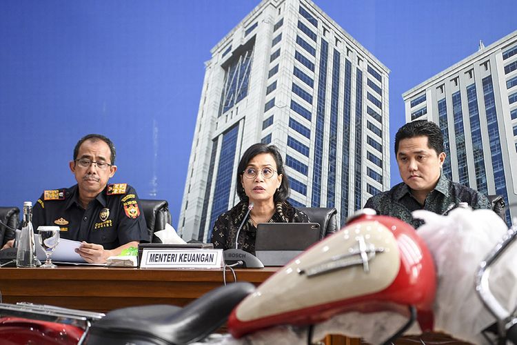 Menteri Keuangan Sri Mulyani (tengah) bersama Menteri BUMN Erick Thohir (kanan) dan Dirjen Bea Cukai Kemenkeu Heru Pambudi (kiri) menggelar konferensi pers terkait penyelundupan motor Harlery Davidson dan sepeda Brompton menggunakan pesawat baru milik Garuda Indonesia di Kementerian Keuangan, Jakarta, Kamis