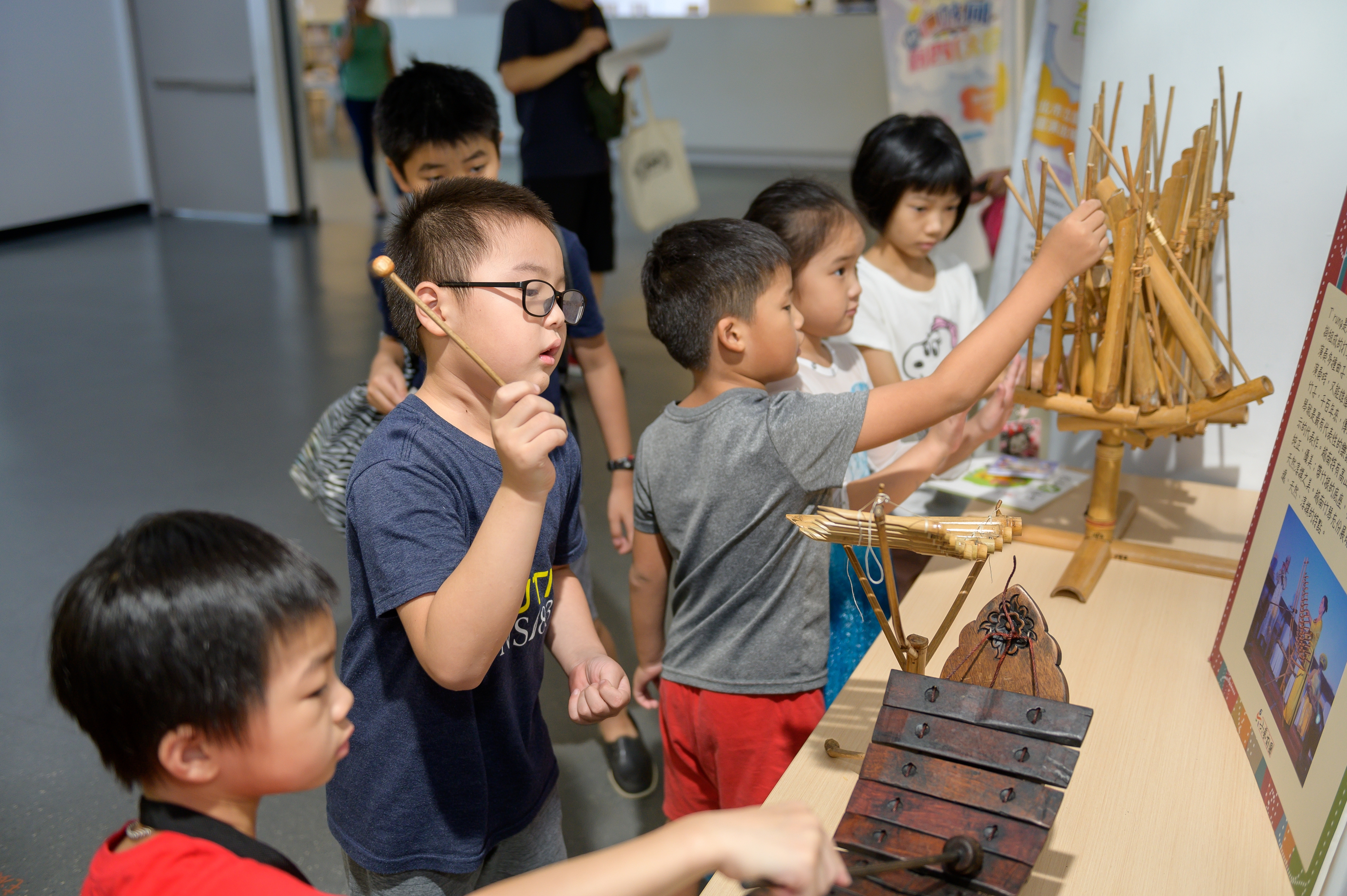 The exhibition of Southeast Asian musical instrument in front of the stage is loved by children. Photograph: New Taipei City.