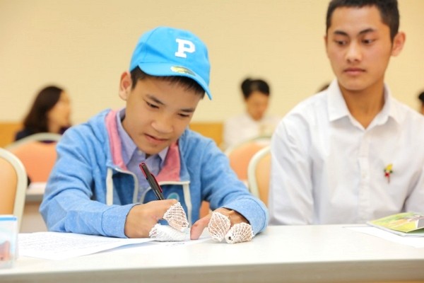 Zhang Tzu-Mo writes for the first time Dec.23 (Shin Kong Hospital photo)