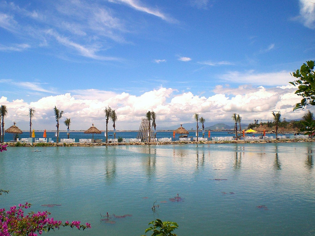 A beach resort in Da Nang, Vietnam (photo by Fa2f).(Wikimedia Commons photo)
