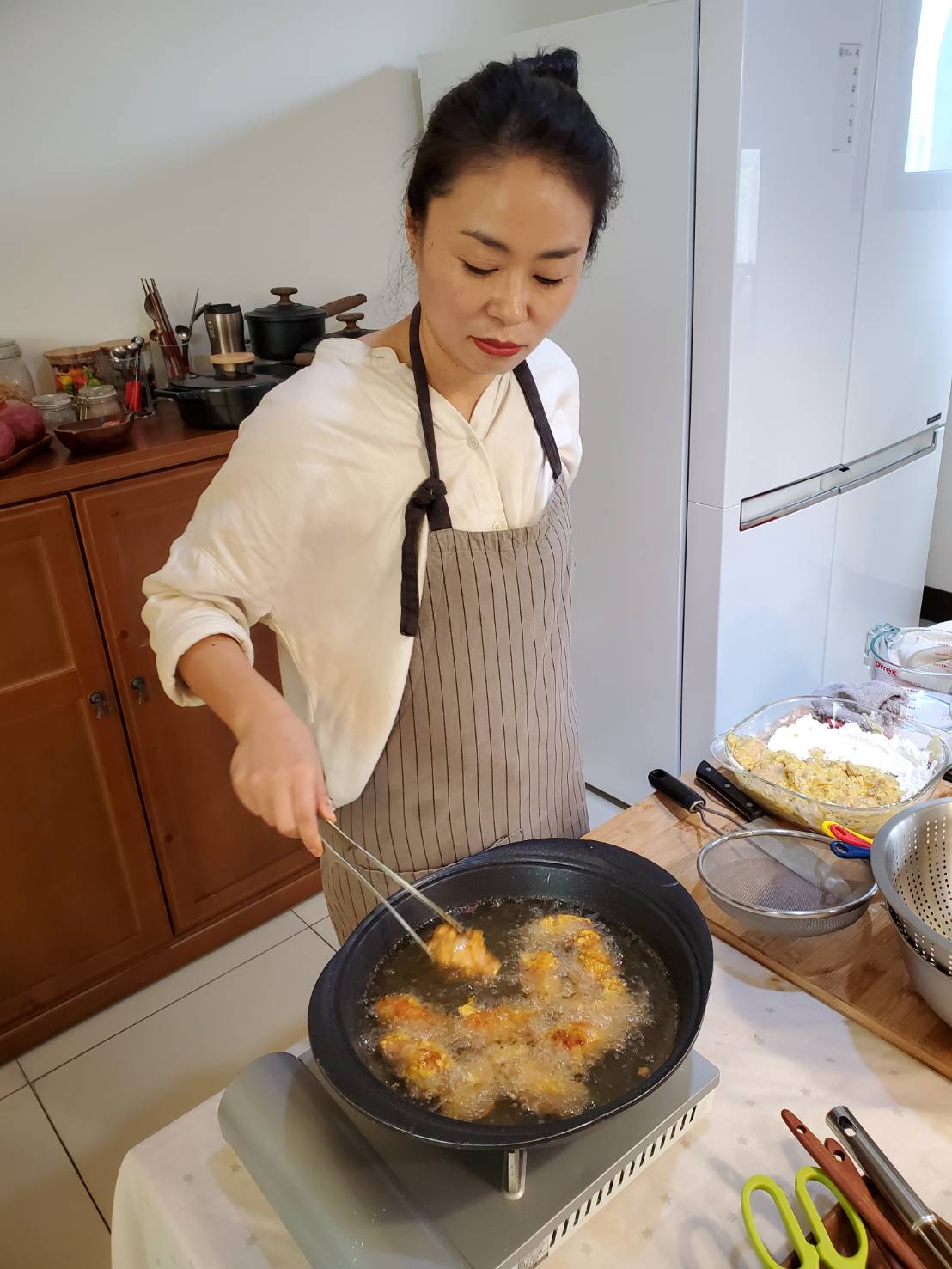 Orang-orang mengambil makanan sebagai surga dan makanan sebagai media. Di masa depan, Zhang Meihe akan terus menggunakan masakan Taiwan untuk mempromosikan pertukaran budaya antara Taiwan dan Korea Selatan. Zhang Meihe tidak hanya mengajar bahasa Korea, tetapi juga seorang seniman masakan Korea Taiwan. (Courtesy of Zhang Meihe)