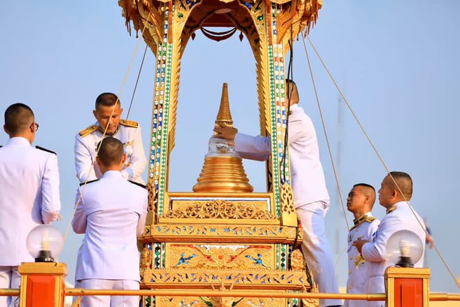 กระทรวงวัฒนธรรมของไทยอัญเชิญพระบรมสารีริกธาตุให้ประชาชนสักการะเสริมสิริมงคลช่วงเทศกาลปีใหม่ ที่ท้องสนามหลวง และจัดกิจกรรมสวดมนต์ข้ามปี (ภาพจาก กรมประชาสัมพันธ์)