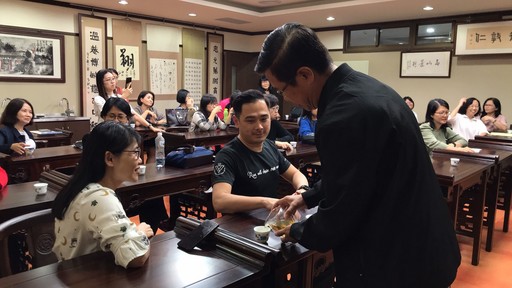 ศูนย์ภาษาจีนมหาวิทยาลัยอี้โส่วได้จัดสอนศิลปะการชงชาให้คณะอาจารย์จากมาเลเซียด้วย (ภาพจาก เวปไซด์มหาวิทยาลัยอี้โส่ว)