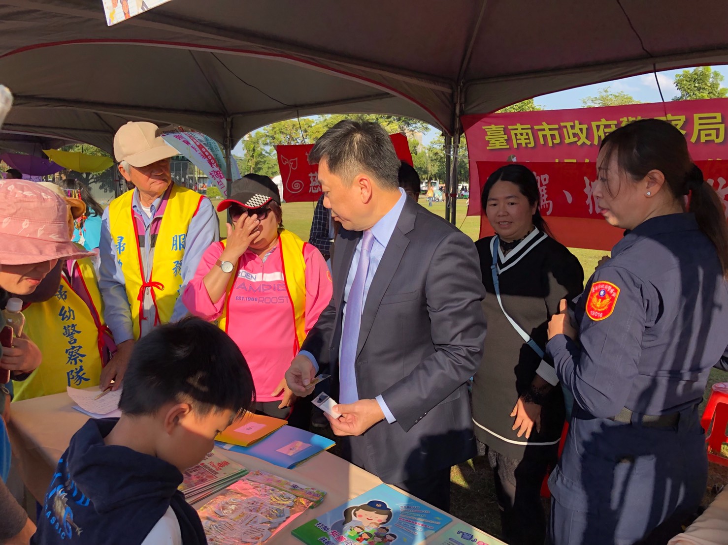 นายเฉิน จงเยี่ยน รัฐมนตรีช่วยว่าการกระทรวงมหาดไทย เดินเยี่ยมชมบูธในงาน 