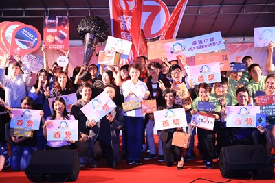 The 11th Taichung Souvenirs Festival's results were released on 14th at Taichung City Hall Square, and Mayor Lu Shiow Yen awarded the winners. Photograph: Taichung City Government.