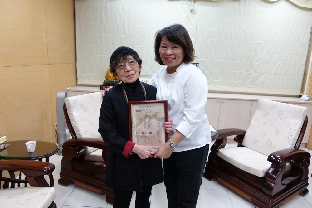 嘉義市長黃敏惠特別將當年記有松川阿嬤名字的戶籍謄本贈送給她當作紀念。（照片來源：嘉義市政府）