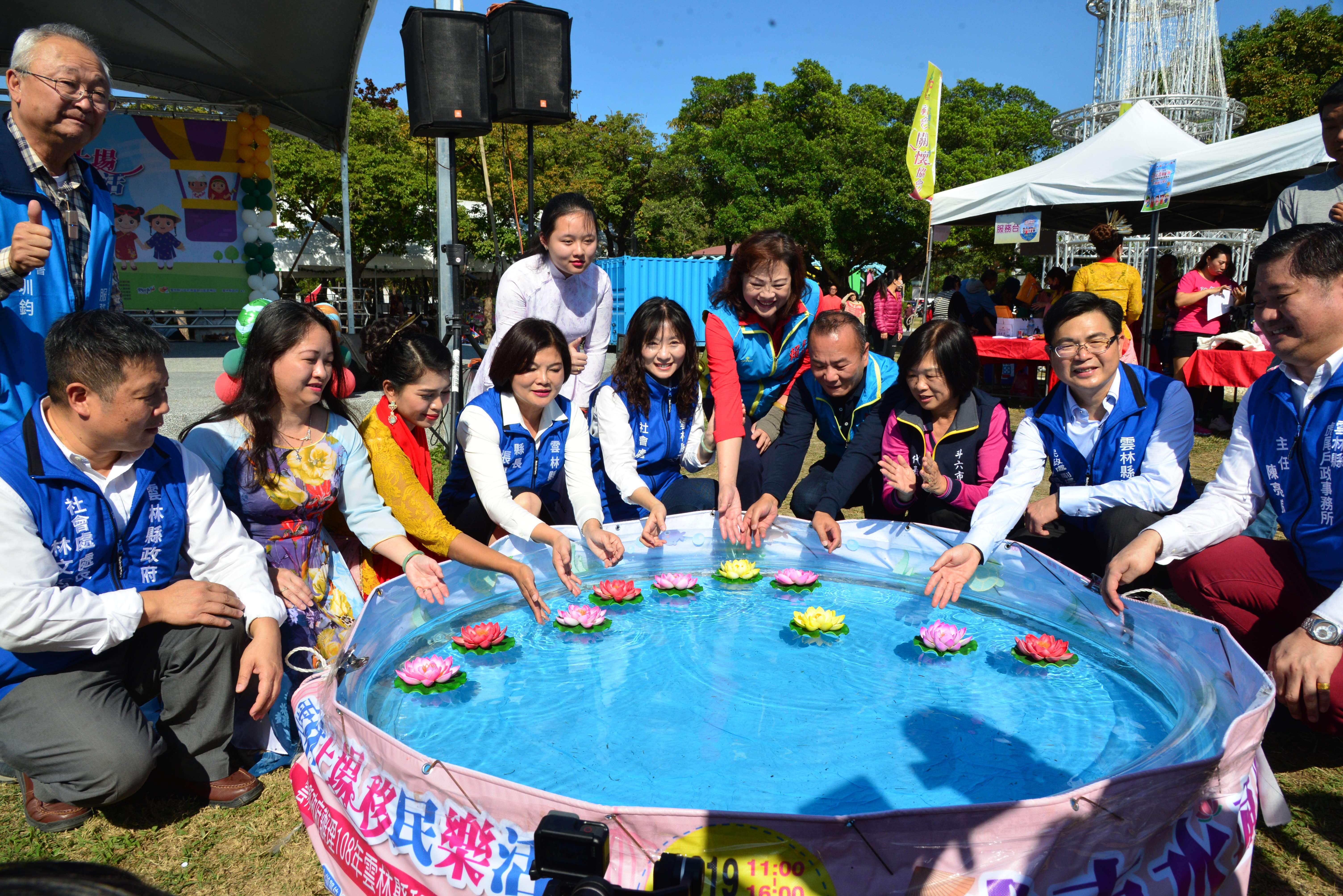  Yunlin County Mayor Zhang experiencing Vietnam water lanterns activity. Photograph: Yunlin County Government.