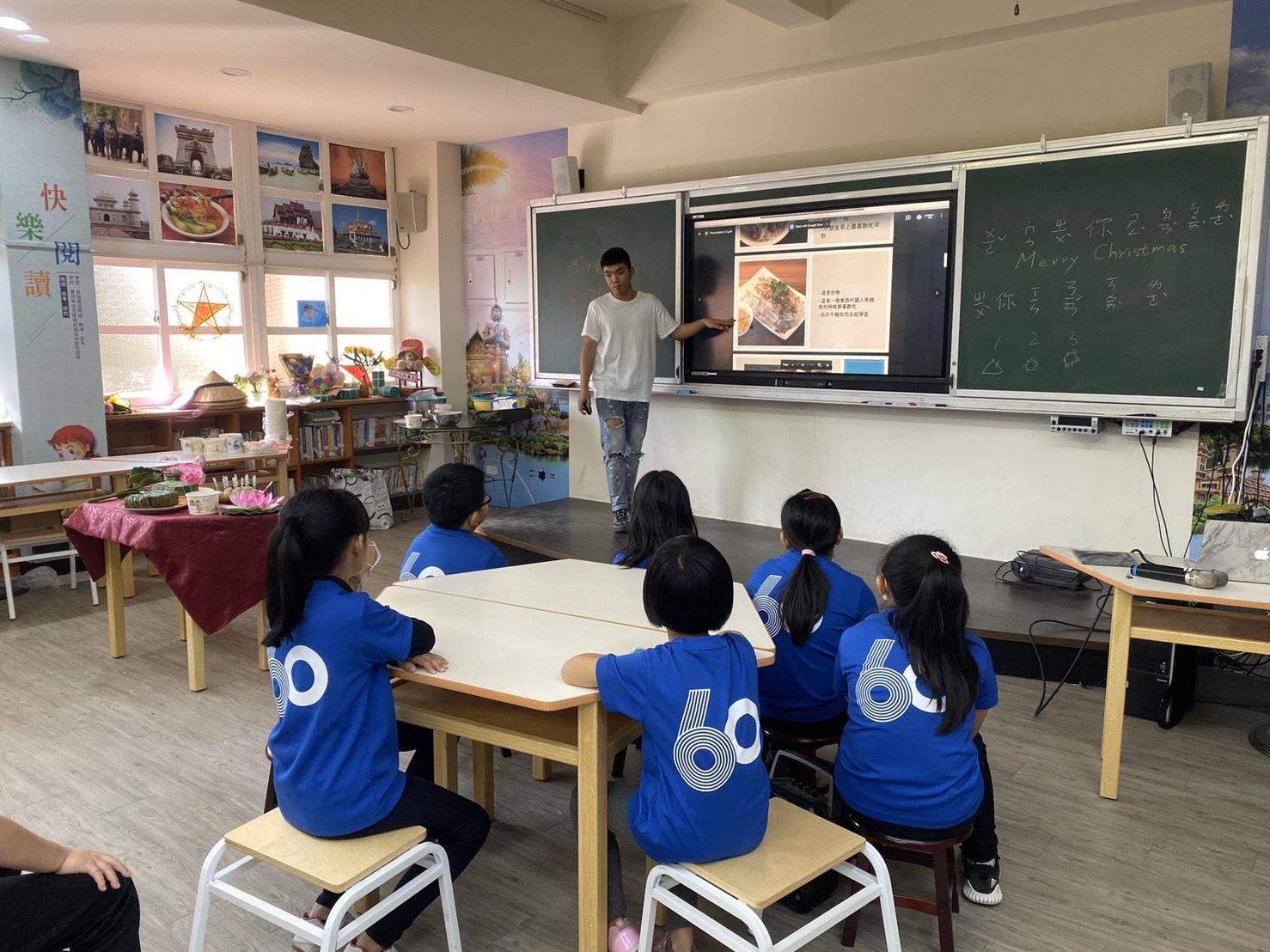 越南學生阮明惟透過家鄉美食與小學生們進行交流。（照片來源：苗栗縣政府）