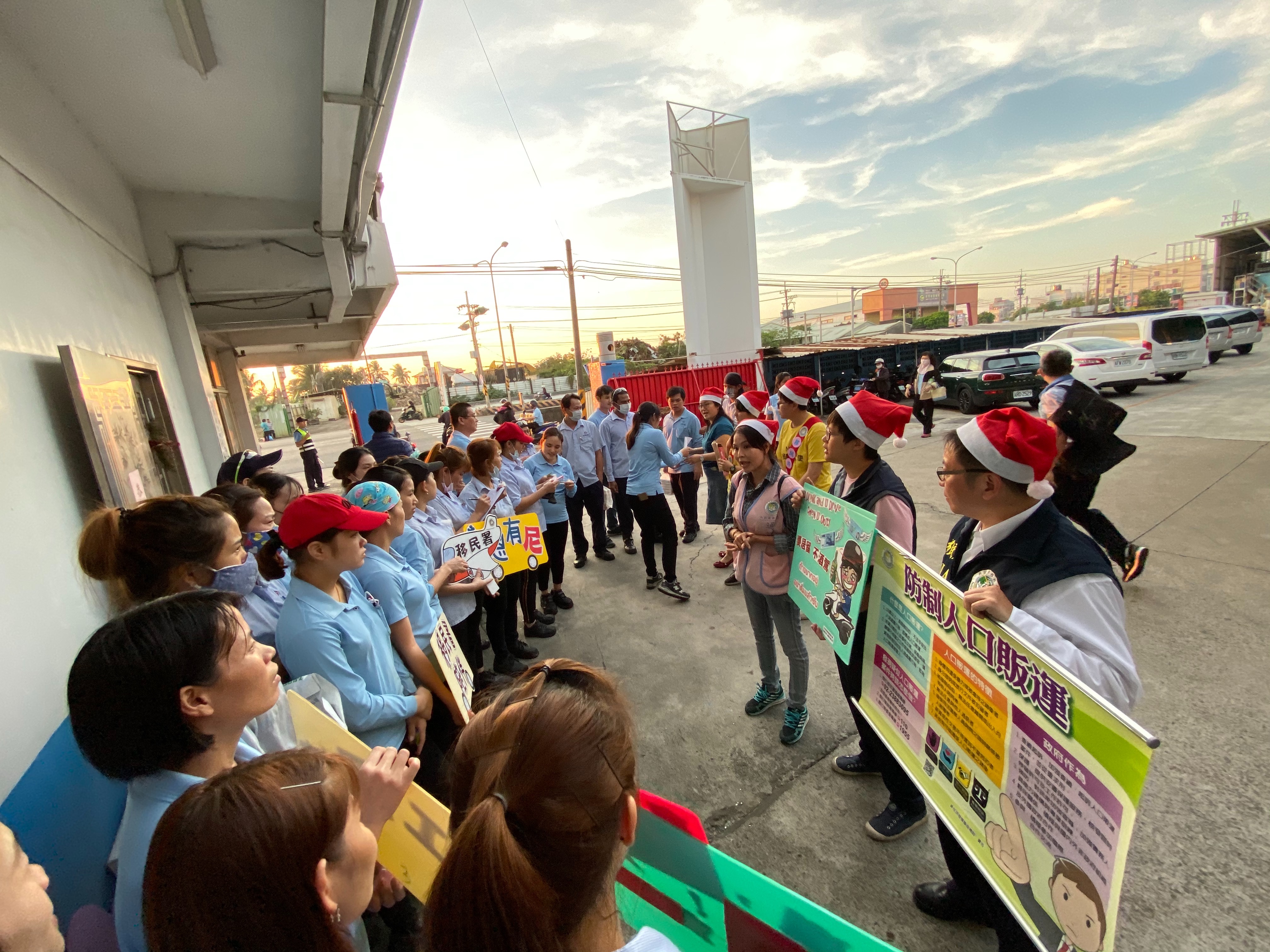 高雄市第二服務站關懷並向移工宣導在臺居留及反賄選應注意事項(移民署高雄第二服務站提供)