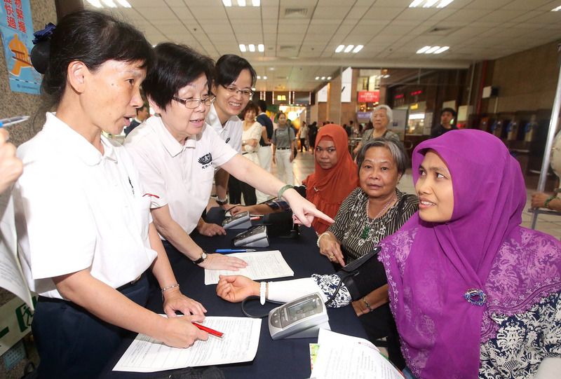  Asosiasi Medis Tzu Chi dengan teliti memeriksa kesehatan pekerja migran