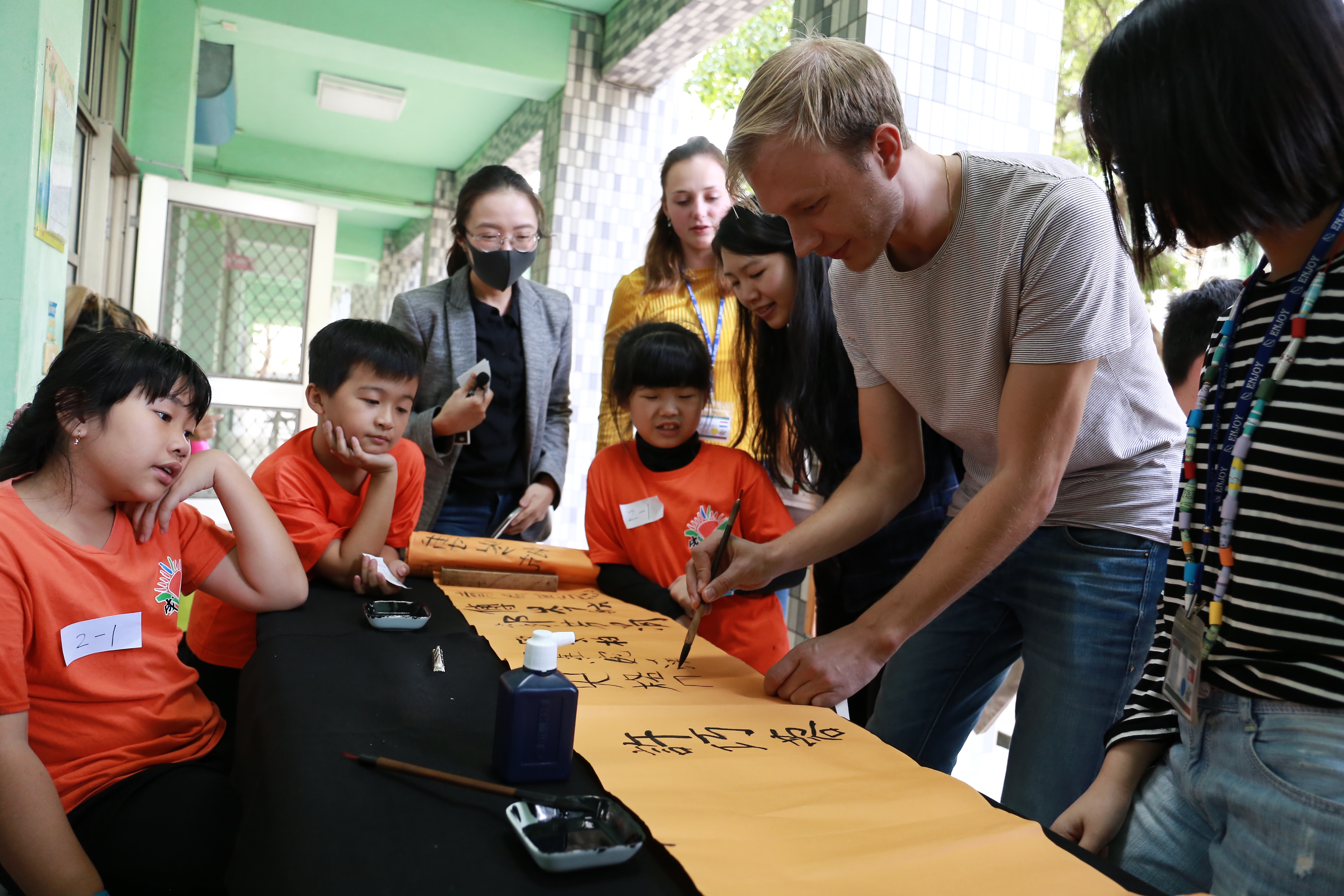 嘉義縣成功國小辦理國際學伴相見歡，中年級學生帶領大學伴體驗臺灣的書法藝術。(翻攝自教育部網站)