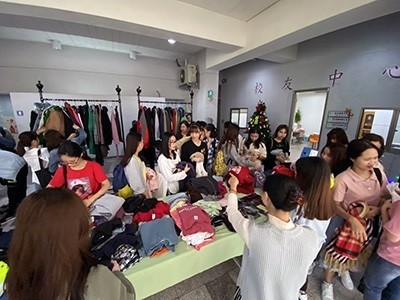 Alumni of Lunghwa University of Science and Technology sending out warm clothes to make foreign students feel Taiwan’s love