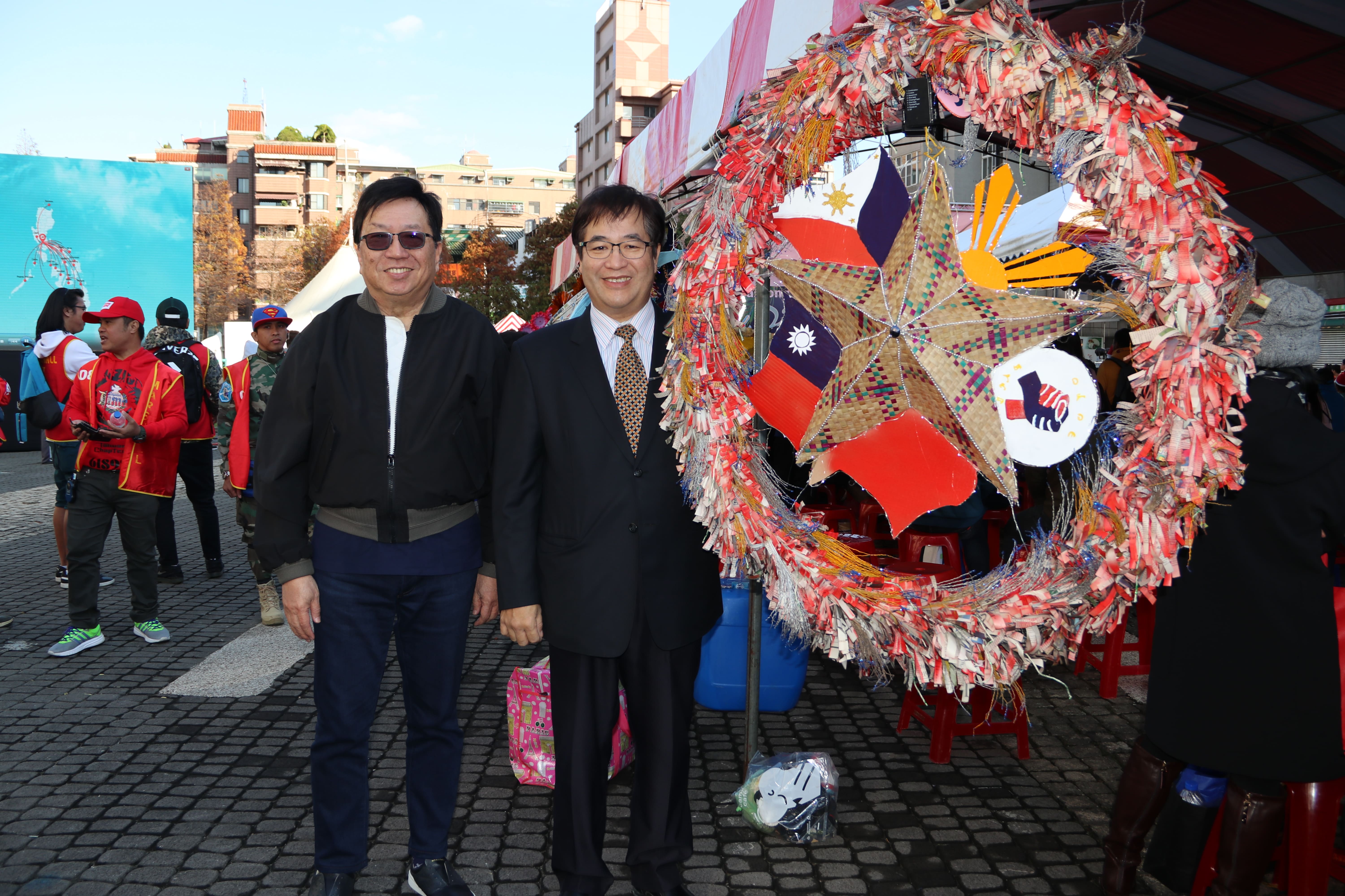 Tao Jianhua, wakil wali kota Taoyuan, dan Banana Friends atas nama Kantor Ekonomi dan Kebudayaan Manila menikmati dekorasi Natal kreatif dari teman-teman Filipina. (Sumber foto: Pemerintah Kota Taoyuan)