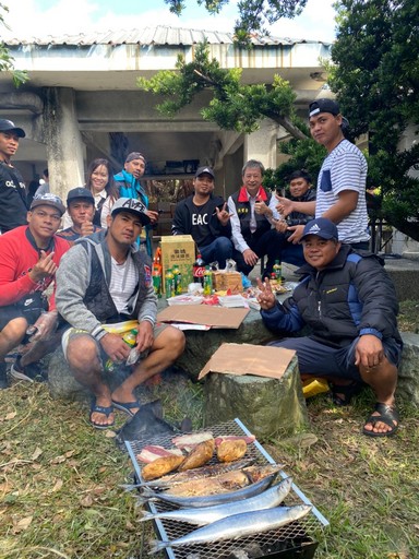 Deputy Minister of the Fisheries Agency Wang Zhengfang having a barbecue with the foreign fishermen and showing her care for them. Photograph: the Fisheries Agency