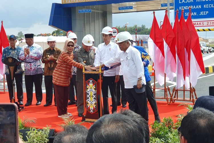 Presiden Joko Widodo meresmikan jalan Tol Balikpapan-Samarinda yang menjadi akses menuju lokasi ibu kota baru, Selasa.(Kompas)