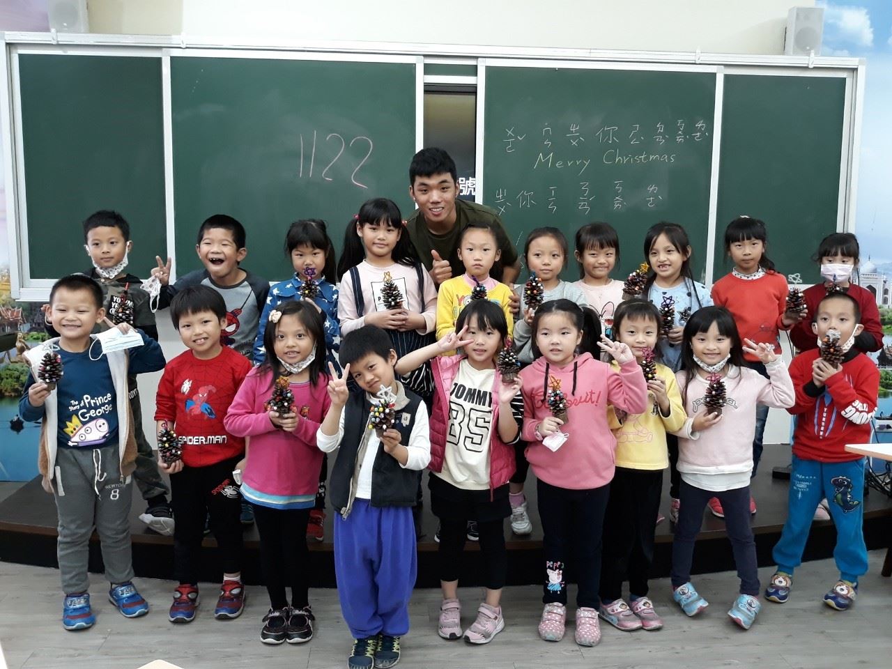 โรงเรียนประถมศึกษาเฉิงกงมณฑลเหมี๋ยวลี่จัดกิจกรรมแลกเปลี่ยนวัฒนธรรมกับเหงียน มินห์แวน นักเรียนชาวเวียดนามวัย 19 ปีมาไต้หวันเพื่อศึกษาภาษาจีน (ภาพจาก รัฐบาลมณฑลเหมี๋ยวลี่)