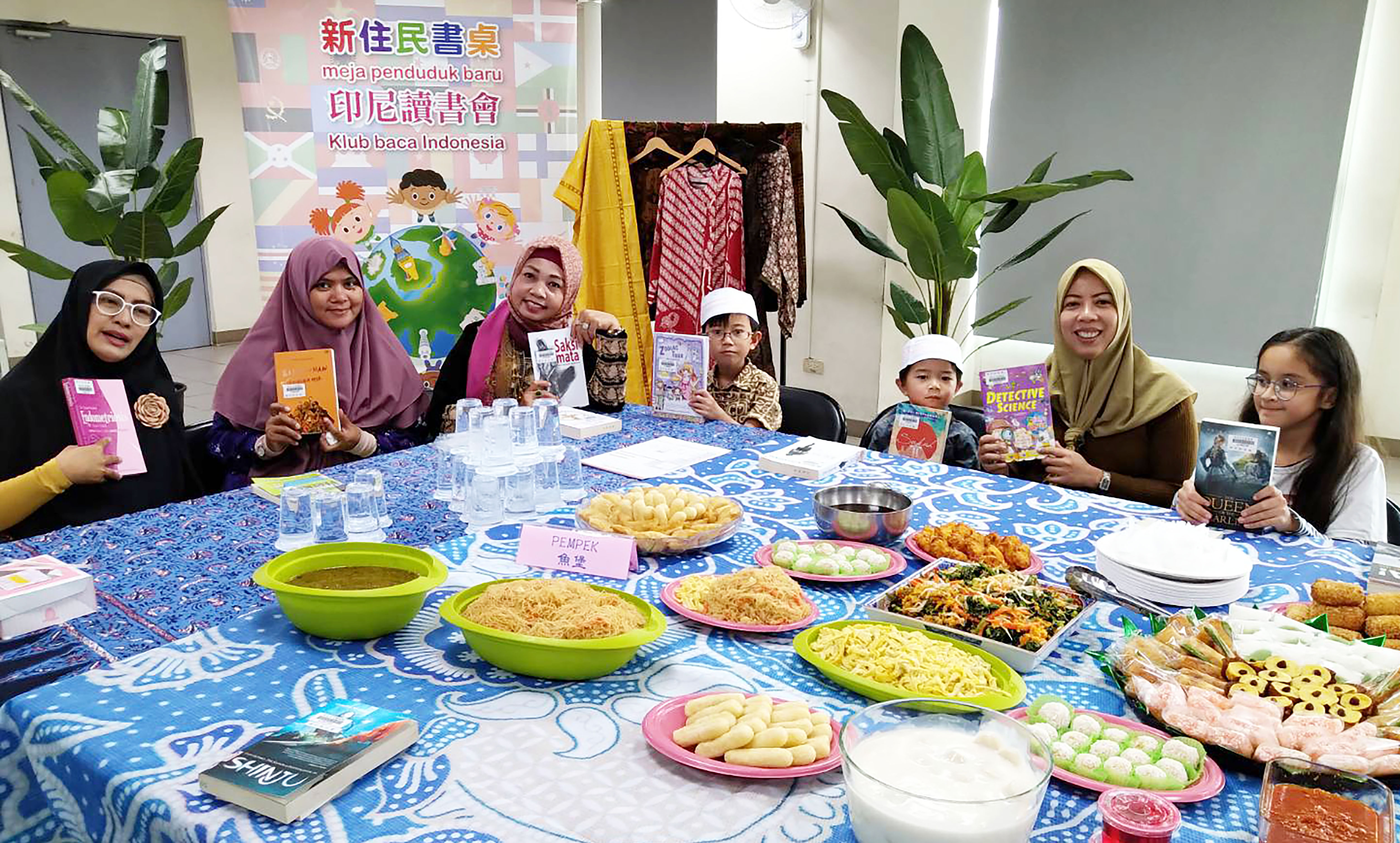 Teman-teman Muslim masing-masing menyiapkan hidangan kota asal Indonesia untuk saling berbagi, membaca buku yang bagus bersama, dan merayakan Hari Migrasi Internasional di muka. (Sumber foto: Pemerintah Kota Taipei Baru)