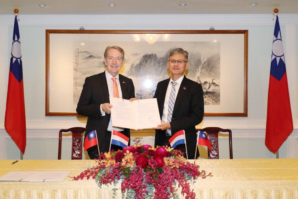 The ambassador from the Netherlands, Guy Wittich, signed the Memorandum of Agreement in the Chief Secretary's, Li Guangzhang, testimony. Photograph: Ministry of Foreign Affairs. 