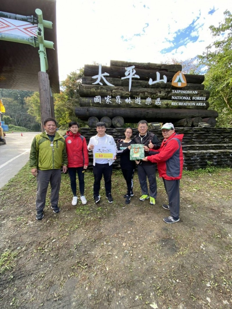 Huang Cifu (second from right), the principal of Guting Elementary School, Zhuangwei Township, went on a trip today and unexpectedly became the 500,000th vistor of 2019
