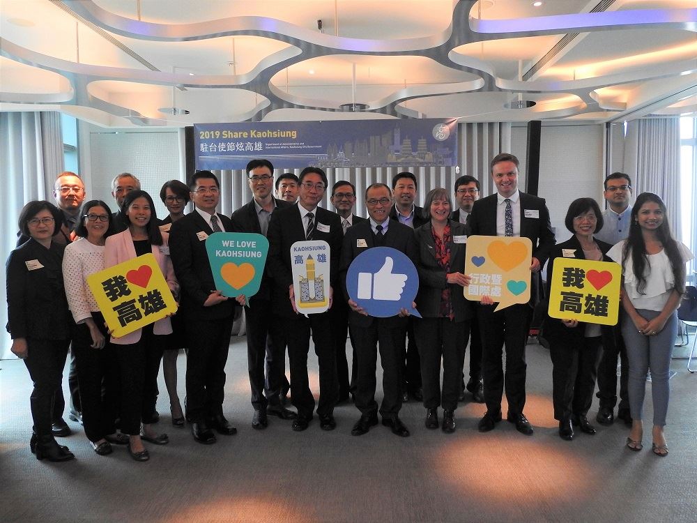 The foreign units from New Zealand, English, Indonesia, Korea, Japan, and Thailand respond with enthusiasm. Photograph: he Department of Administrative and International Affairs of Kaohsiung City Government 