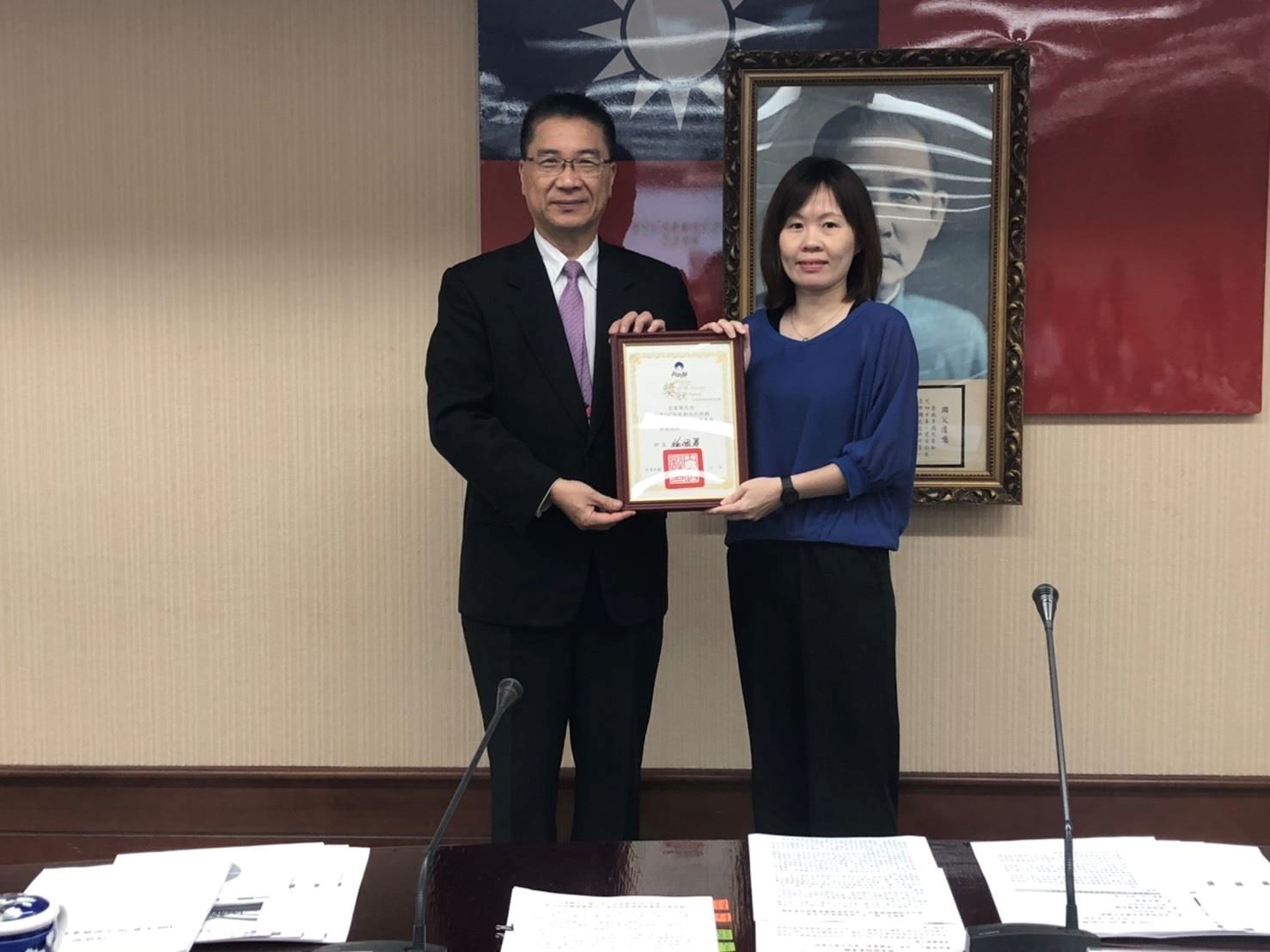 The Minister of the Interior, Hsu Kuo Yung, awarding Yilan County Government the excellent prize for new residents’ care services in the evaluation of performance on the Board of Ministry of the Interior in 2018)
