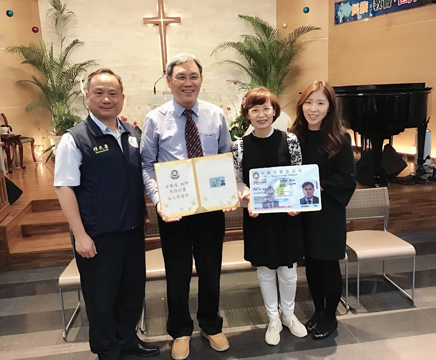 Priest Kim has been devoting to the missionary work in Taiwan for 34 years and is awarded by Mackay Project with the
