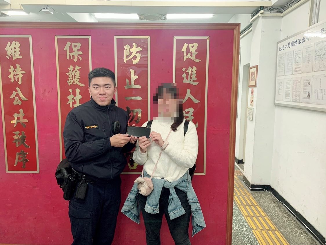 Sinh viên nước ngoài đánh rơi điện thoại trên xe taxi cảnh sát Bắc Đầu nhanh chóng giúp đỡ tìm về