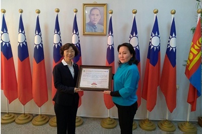 蒙古觀光協會頒發感謝狀予臺灣駐蒙古代表處，感謝我代表處致力於推動兩地人民交流。（照片來源：駐蒙古代表處）