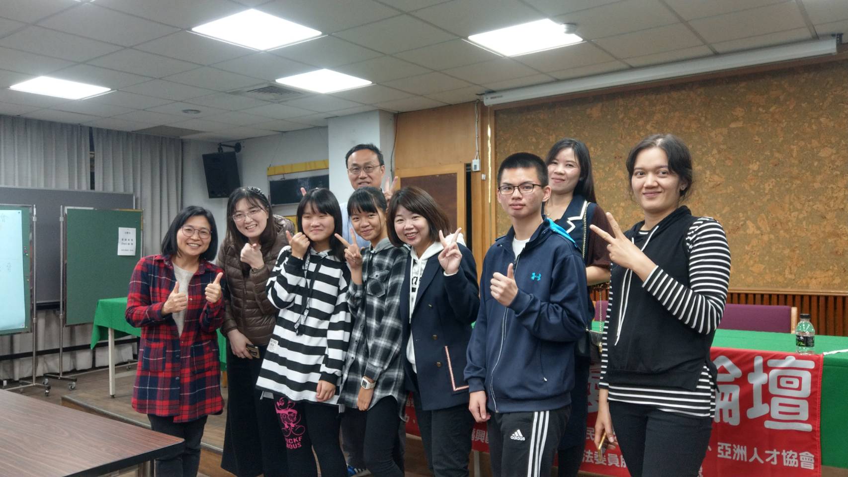 Lin Lichan, a new resident legislator, attended the 4th New Residents Advantage Forum with the Cooperation of Mothers, Children, and Schools for New Resident Cultivation Program Proposals Contest (the third from the right at the front).