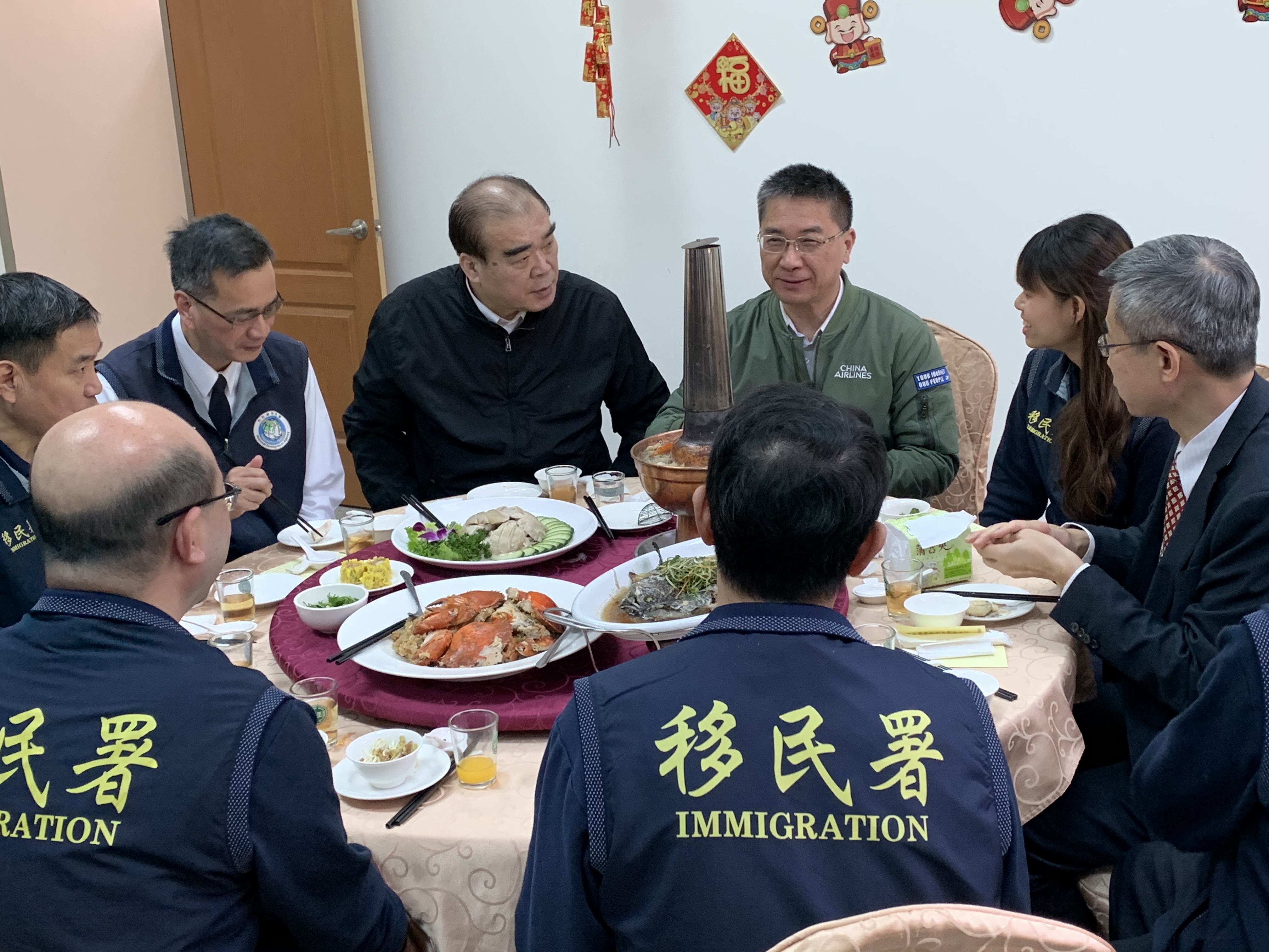 Đối với những nỗ lực không ngừng nghỉ của Sở Di Trú trong suốt một năm qua, Bộ trưởng đã biểu thị sự cảm khích và cùng với các nhân viên ăn bữa ăn tất niên sớm đoàn viên (Hình ảnh từ NIA) 