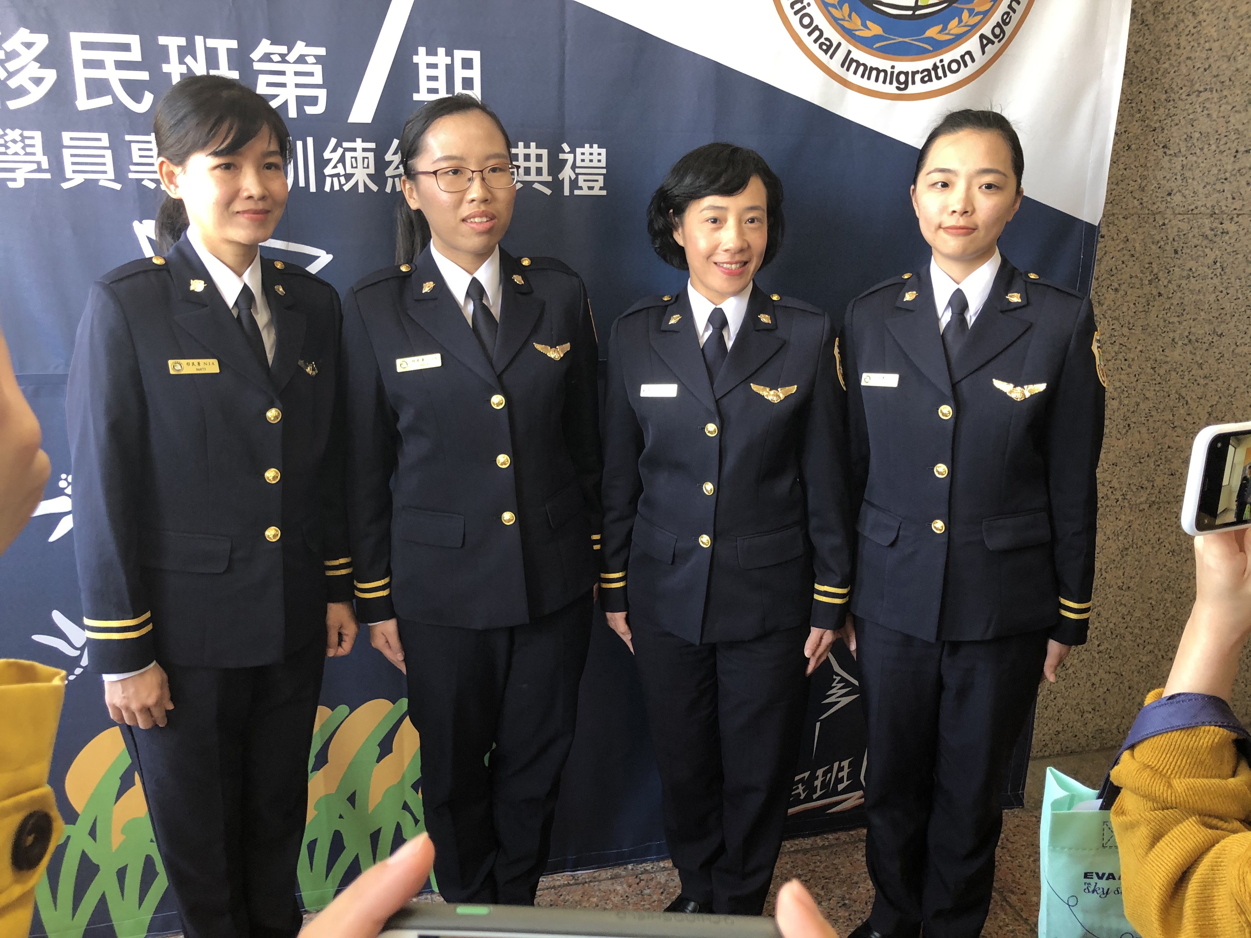 Pan Linyan, who is a new resident and whose mother is from Vietnamese, became an immigration officer. (the second from the left)