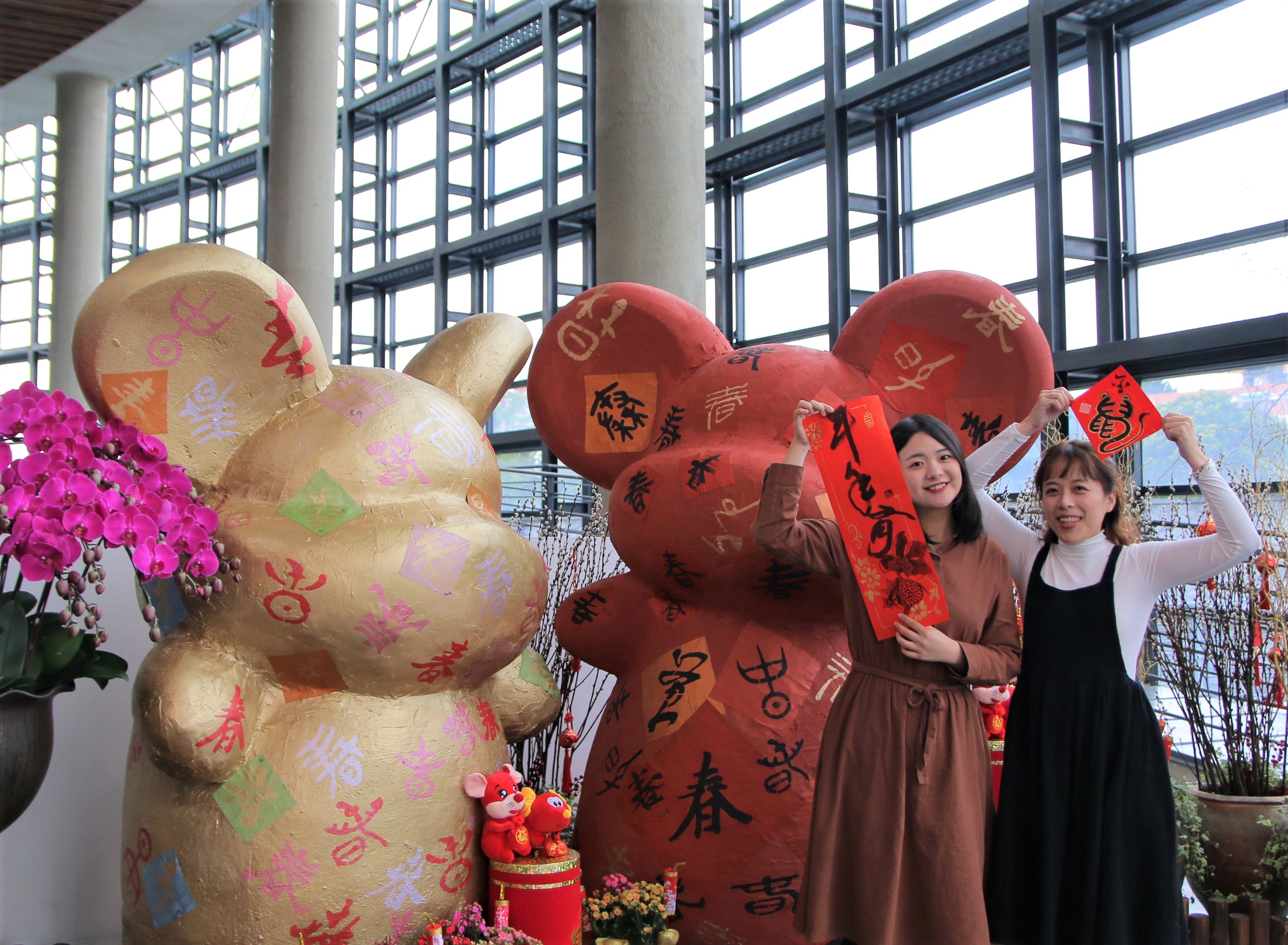 陶藝家侯春廷製作大型吉祥鼠於大廳迎賓，為新年增添喜氣(翻攝自新北市政府)