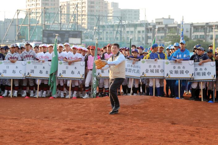 臺南市長黃偉哲主持巨人盃國際青少棒錦標賽開球儀式。(翻攝自臺南市政府網站)