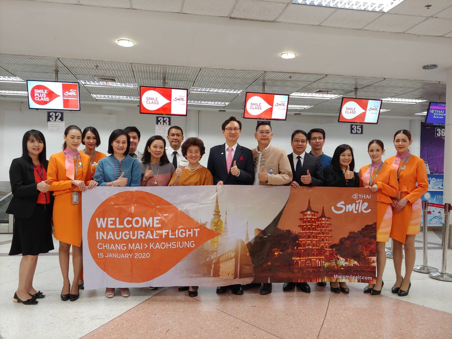 นายถง เจิ้นหยวน (童振源) ผู้แทนสำนักงานเศรษฐกิจและวัฒนธรรมไทเป ประจำประเทศไทยเดินทางมาร่วมพิธีเปิดเส้นทางบินเกาสง-เชียงใหม่ของสายการบินไทยสมายล์ที่จะให้บริการ 4 เที่ยวบินต่อสัปดาห์ 