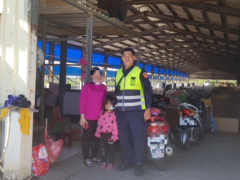 A policeman helps a 5-year-old new resident girl find her way home with Google Maps. Photograph: Pingtung Branch of Pingtung County Police Bureau