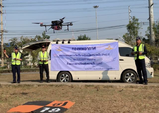 กองทัพอากาศไทยติดเครื่องตรวจวัดคุณภาพอากาศบนอากาศยานไร้คนขับขนาดเล็กเพื่อบินตรวจ PM 2.5 (ภาพจาก กรมประชาสัมพันธ์)