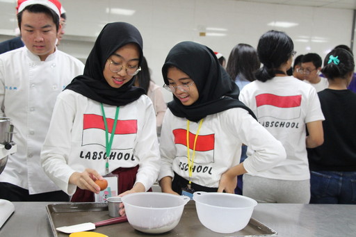 義大老師李建生傳授烘焙技法，讓小港高中與印尼姐妹校SMA Labschool cibubur師生輕易學會手做點心。（照片來源：義守大學）