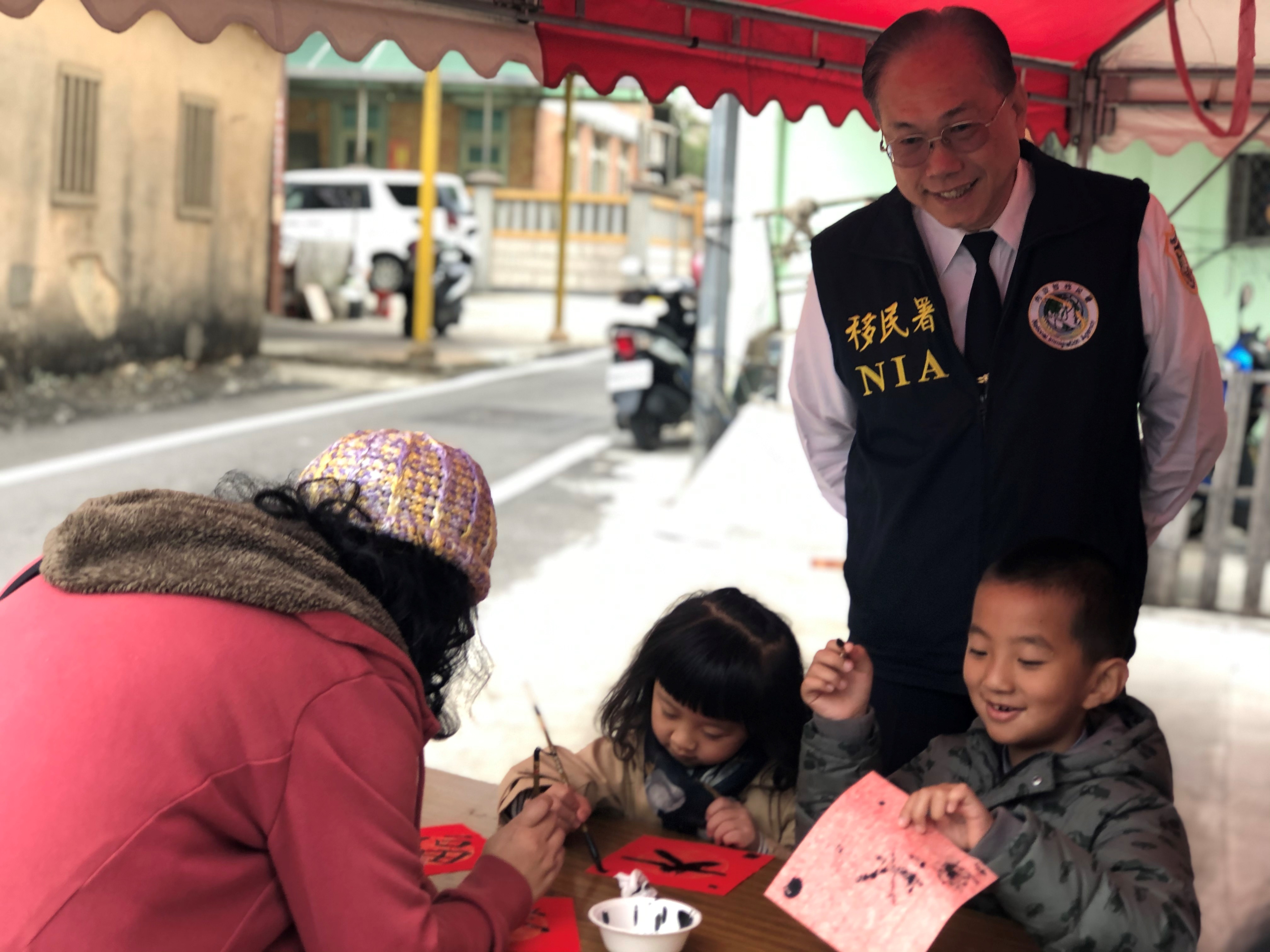 新住民帶小朋友來參加揮毫活動(移民署金門縣服務站提供)