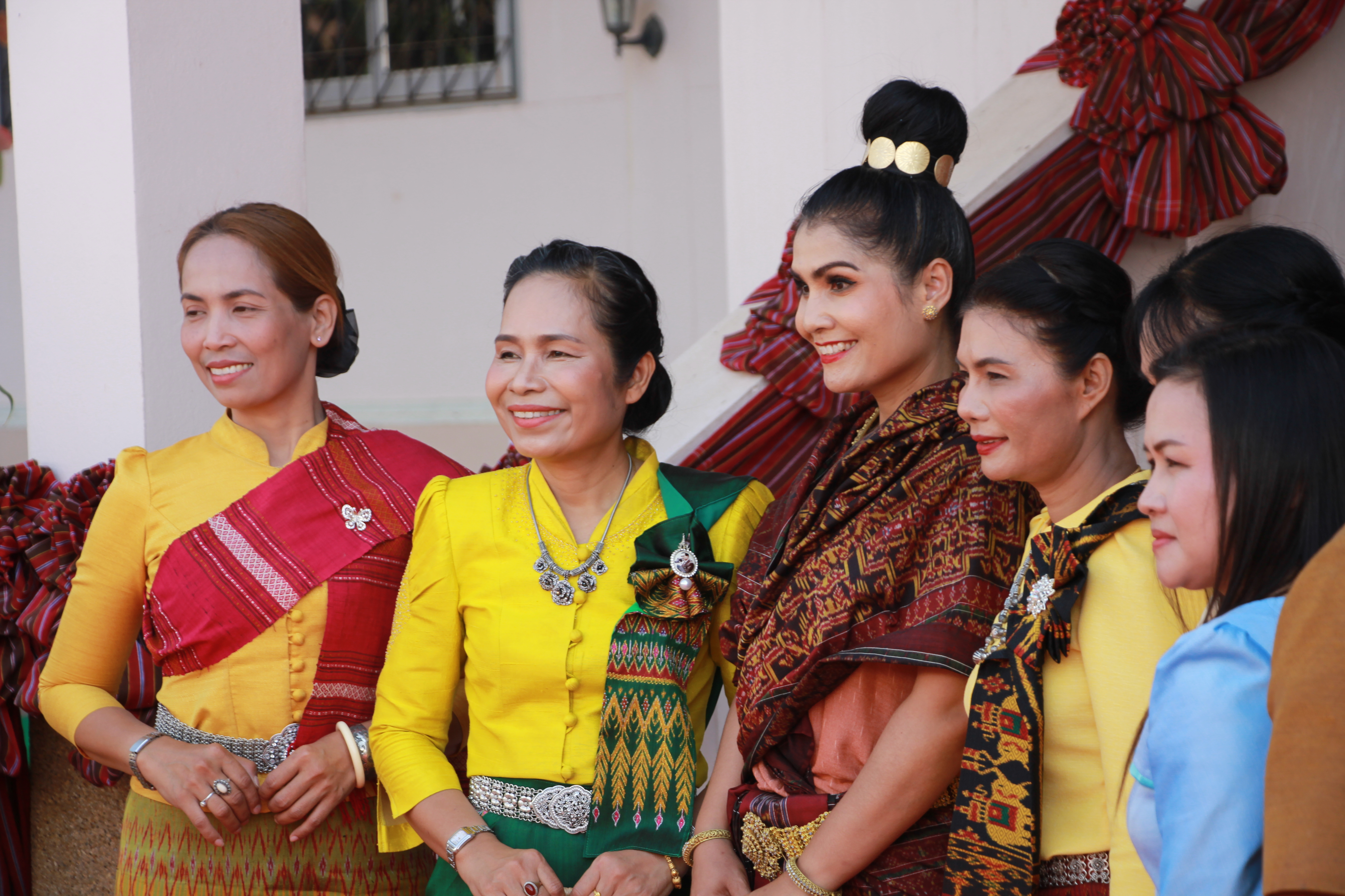 สำนักงานวัฒนธรรมจ.สุรินทร์เดินหน้ารณรงค์การสร้างค่านิยมหลักในการแต่งกายผ้าไทยในชีวิตประจำวัน (ภาพจาก กรมประชาสัมพันธ์)