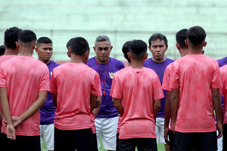 Pelatih Timnas Indonesia U-16 Bima Sakti saat memimpin Training Center (TC) untuk persiapan AFC Cup U-16 bulan September mendatang di Stadion Gelora Delta Sidoarjo, Jawa Timur.