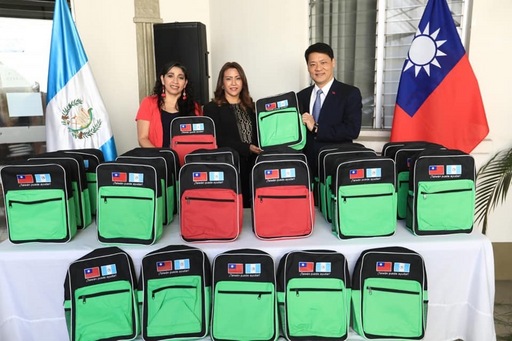 駐瓜地馬拉鄭大使(右)代表臺灣購贈書包給予當地的貧童。（照片來源：外交部）