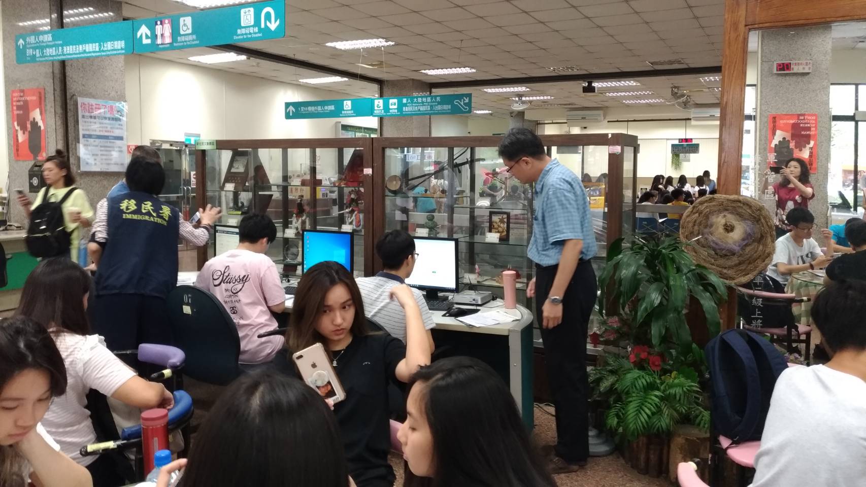 Selalu ada kerumunan orang di stasiun layanan sebelum dimulainya musim sekolah, dan orang khusus dari Stasiun Imigrasi Taipei akan pergi ke universitas untuk mempromosikan 