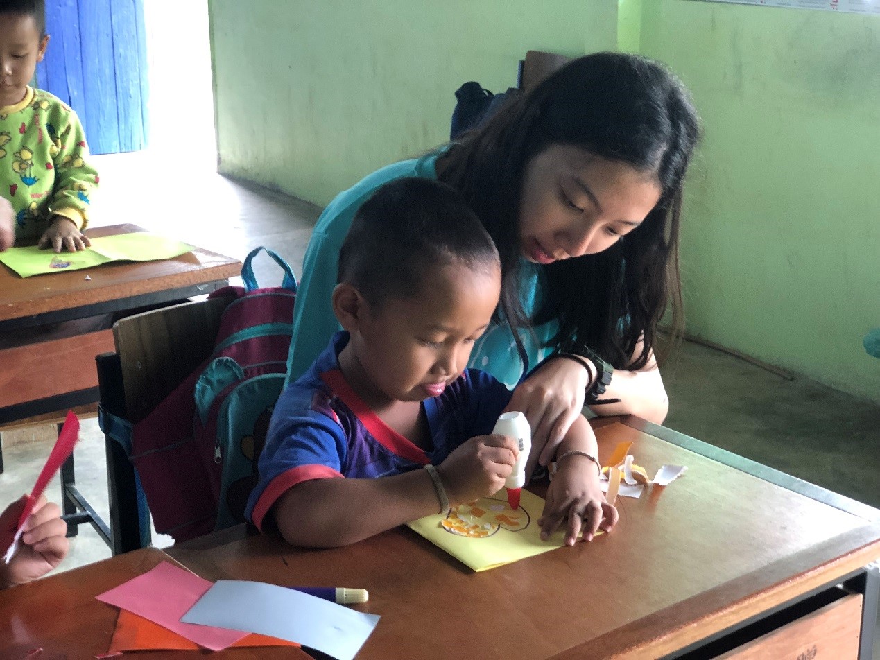 團隊為廣華學校幼幼班的學生進行華文教學，圖為美術課，讓學生以輕鬆的心情學習華文(翻攝自教育部網站)