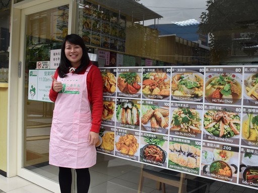 擁有好廚藝的越南新住民阮寶瑛透過申請勞動部創業貸款，讓自己經營的越南美食店能夠更加完善。（照片來源：勞動力發展署桃竹苗分署）