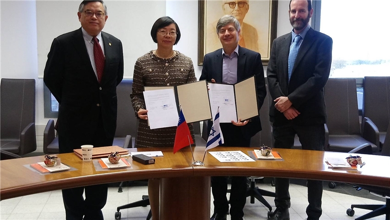簽署「臺灣漢學資源中心」合作協議儀式完成。(翻攝自國家圖書館網站)