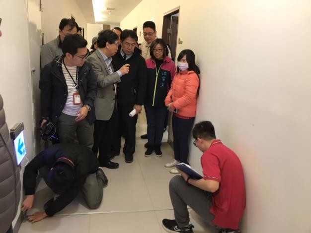 To implement the foreign worker's care service plan, Tainan City Mayor Huang Weizhe and the Migrant worker inspectors of the Department of Labor visited the enterprise to review migrant workers' working environment. Photograph: Tainan City Government.