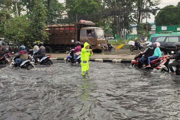 Jalur Bandung-Tasikmalaya Macet Panjang karena Banjir