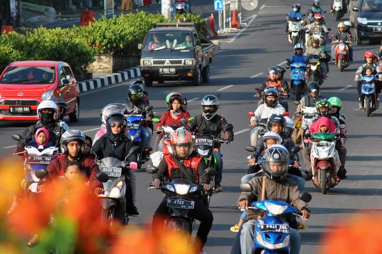 Sejumlah pemudik motor melewati jalan raya Puncak, Ciawi, Kabupaten Bogor, Jawa Barat, Senin.(Kompas)